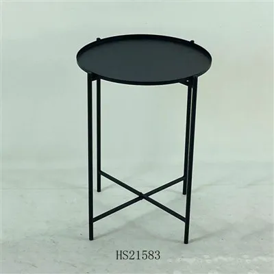 小さな丸い金属製コーヒーテーブル